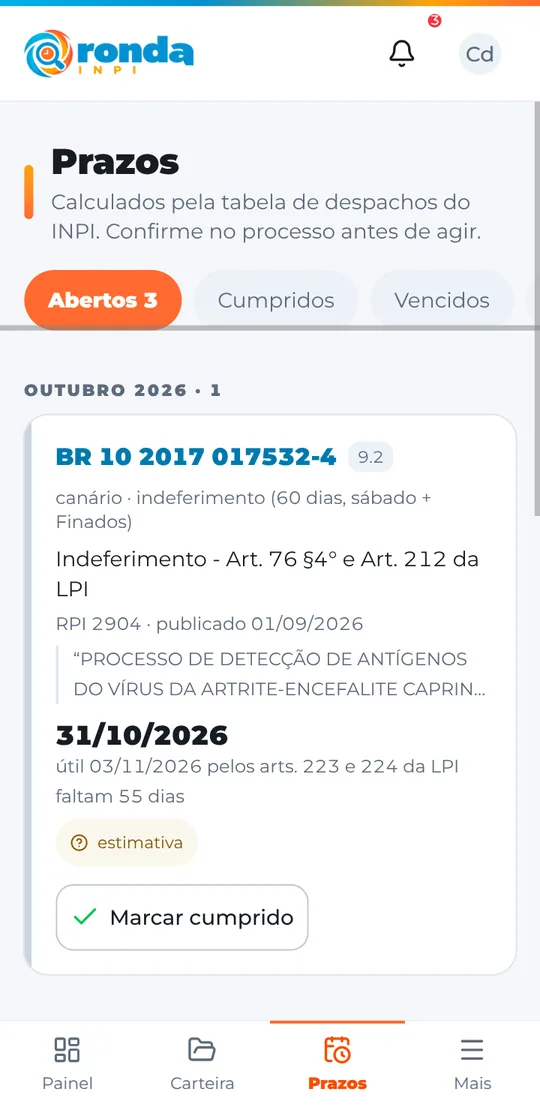 Tela de prazos do Ronda INPI no celular: prazos agrupados por mês de vencimento, com a trilha de urgência e o selo de estimativa